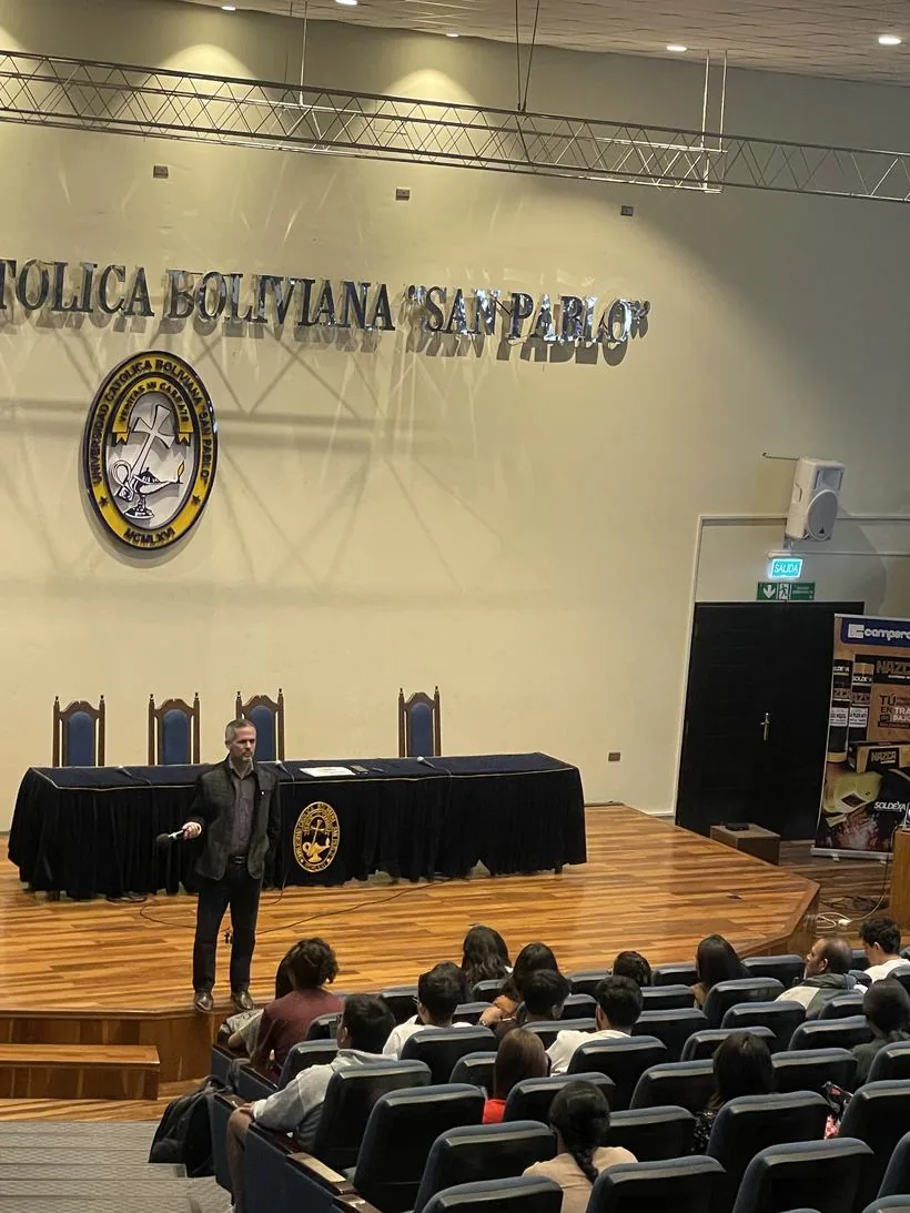 Fabio de Jesus en una capacitación en liderazgo para empresas