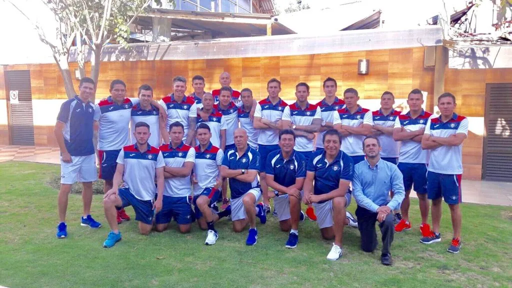 Fabio de Jesus junto al plantel y el cuerpo técnico del Club Jorge Wilstermann
