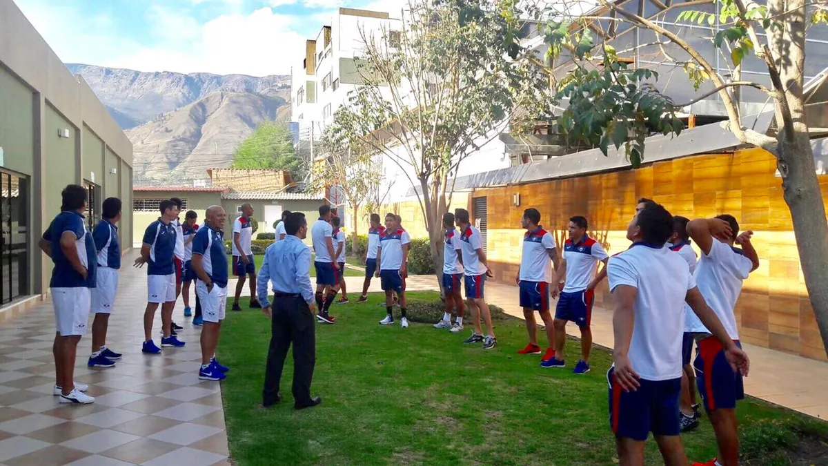 Fabio de Jesus en una sesión con el plantel del Club Jorge Wilstermann