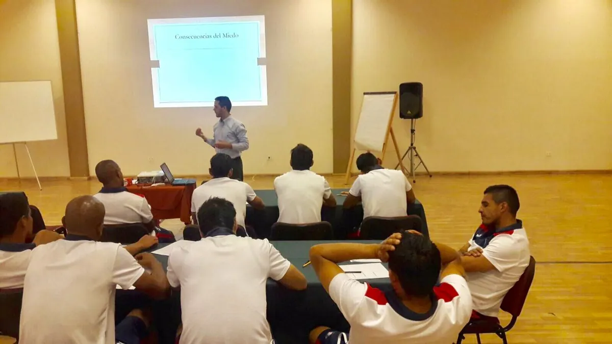 Fabio de Jesus dictando un taller de coaching deportivo a los jugadores del Club Jorge Wilstermann